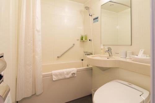 札幌的住宿－格拉斯麗札幌酒店，浴室配有卫生间、盥洗盆和浴缸。