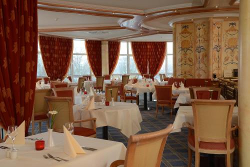 Restaurace v ubytování The Monarch Hotel