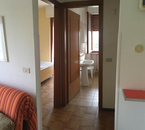 アルバ・アドリアティカにあるClaudia Residenceのベッドルーム1室(ドア、バスルーム付)