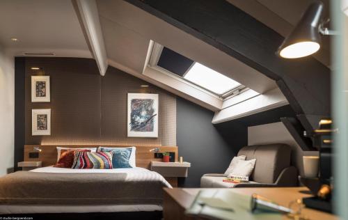 Una cama o camas en una habitación de Fred'Hotel