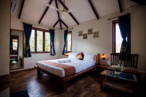 Säng eller sängar i ett rum på Kaular Atithis Grand Kokan Resort
