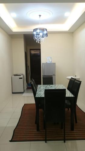 comedor con mesa y sillas en Ila Homestay, en Senawang