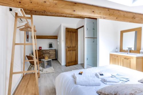 Una cama o camas en una habitación de Le Patio Carreterie - Maison chaleureuse avec Jacuzzi Extérieur Privatif - Primée pour sa déco