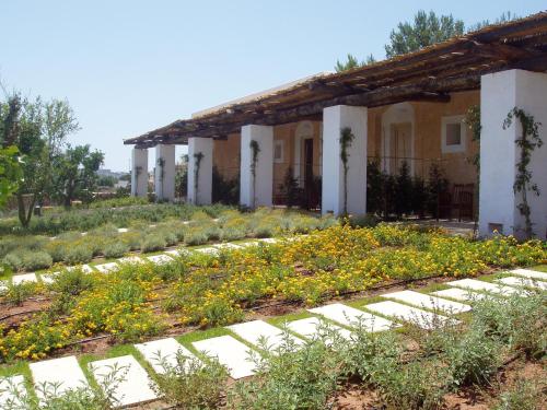 Κήπος έξω από το Masseria L'Antico Frantoio
