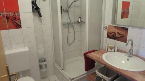 Bilik mandi di Ostsee-Ferienwohnung-Sellin