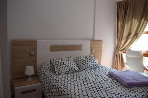 1 dormitorio con cama y ventana en Apartamento San Isidro, en La Orotava