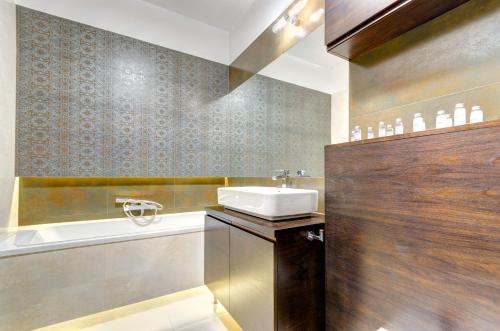 Kúpeľňa v ubytovaní Apartments Old Town Szafarnia & by Noclegi Renters