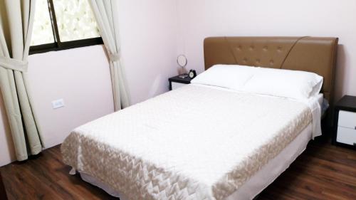 سرير أو أسرّة في غرفة في Saipan Family Residence