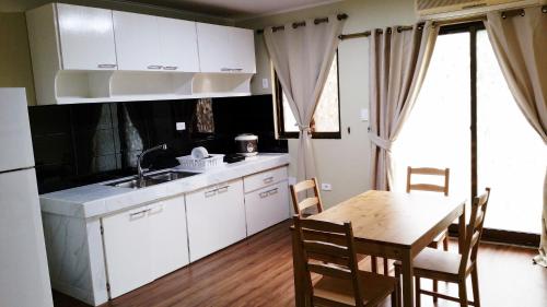 Köök või kööginurk majutusasutuses Saipan Family Residence
