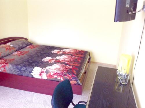 a bedroom with a bed and a desk with a chair at Globepark in Mažonai