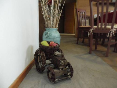 a cart with a basket of fruit in a room at Agritur Leita in Tuenno