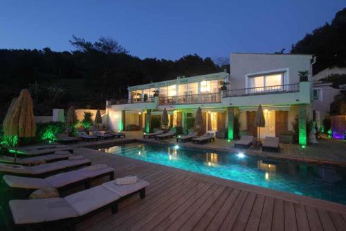 une villa avec une piscine la nuit dans l'établissement Villa Tricoli B&B avec Piscine, aux Issambres