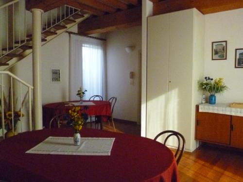 ラヴェンナにあるB&B Armoniaの花瓶付きのテーブルが備わる部屋