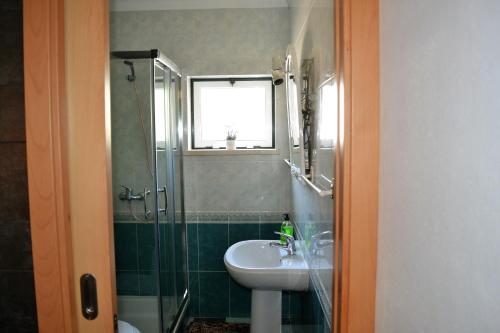 y baño pequeño con lavabo y ducha. en Ricardo Holidays At Nazaré, en Nazaré