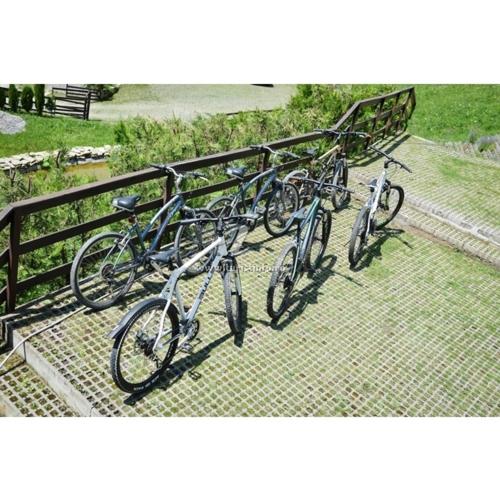 a group of bikes parked next to a fence at Vila Negras in Trăisteni