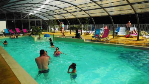 un groupe de personnes dans une piscine dans l'établissement Le Vallon aux merlettes, à Matignon