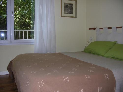 um quarto com uma cama e uma janela em b&b undici em Cervia
