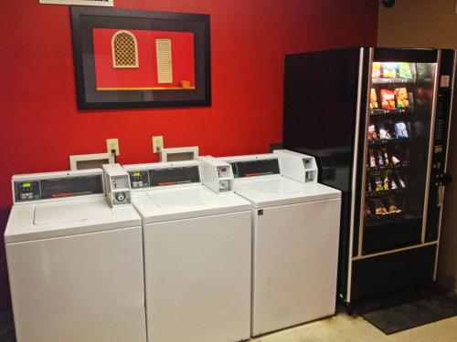 a room with two washing machines and a refrigerator at Extended Stay America Select Suites - Birmingham - Inverness in Hoover