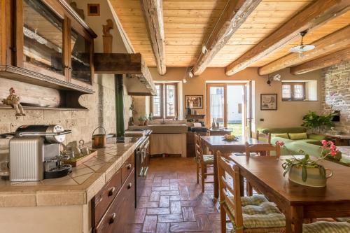 サンタ・ソフィーアにあるPianconvento La casa di Noiの木製の天井のキッチン&リビングルーム
