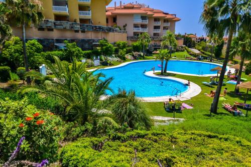 una imagen de una piscina en un complejo en Apartment Higuerón, en Fuengirola