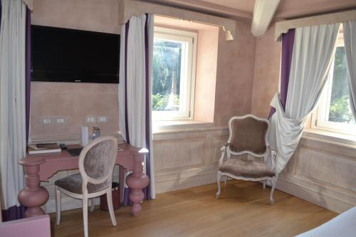 a bedroom with a desk and two chairs and a window at Villa Lattanzi in Marina Palmense