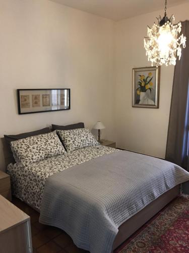 ノートにあるDimora San Giovanniのベッドルーム1室(ベッド1台、シャンデリア付)