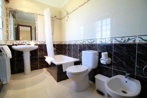 a bathroom with a toilet and a sink and a mirror at Casa Mariano in Revolta