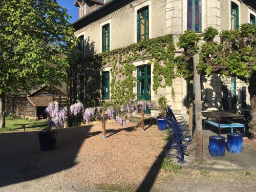 a building with purple flowers in front of it at Auberge Magnette in Audes