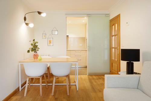 una cucina e un soggiorno con tavolo e sedie di Playa de Ondarreta 2 by FeelFree Rentals a San Sebastián