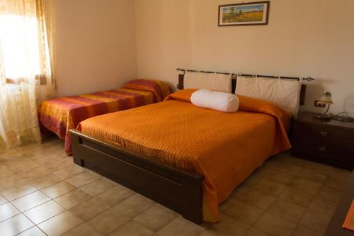 una camera d'albergo con due letti e una finestra di Locazione Turistica Girasole a Porto Tolle