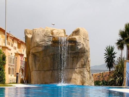 タリファにあるAracaのリゾート内のプールの噴水