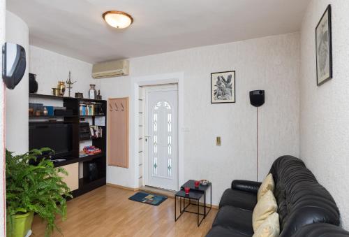 een woonkamer met een bank en een tv bij Apartment Milic in Dubrovnik