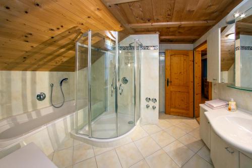 a bathroom with a shower and a sink at Ferienwohnung mit eigener Sauna in Wertach