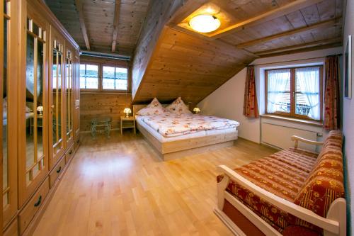 ヴェルタハにあるFerienwohnung mit eigener Saunaの木造家屋内のベッドルーム(ベッド2台付)