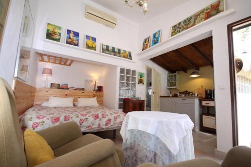 チクラナ・デ・ラ・フロンテーラにあるLa Alhucemaのベッドルーム1室(ベッド1台、テーブル付)、キッチン