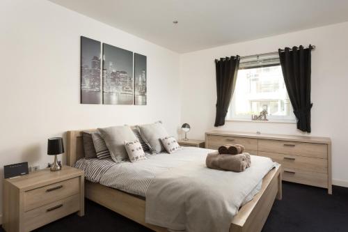 Tempat tidur dalam kamar di City Apartments - Eboracum Way
