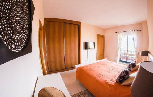 1 dormitorio con cama y ventana grande en Apartment Higuerón, en Fuengirola
