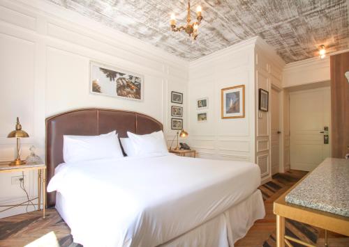 Una cama o camas en una habitación de Hotel Clasico