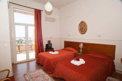 Giường trong phòng chung tại Hotel Acropolis