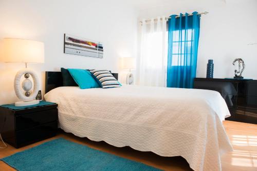 
A bed or beds in a room at Apartamento Remos
