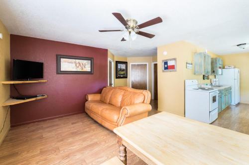 a living room with a couch and a ceiling fan at River Bluff Cabins in Rio Frio