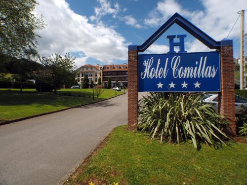 Ein blaues Schild für eine Schule mit Straße in der Unterkunft Hotel Comillas in Comillas