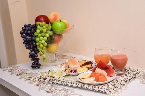 een tafel met twee borden eten en een fruitschaal bij Prime Hotel in Feira de Santana