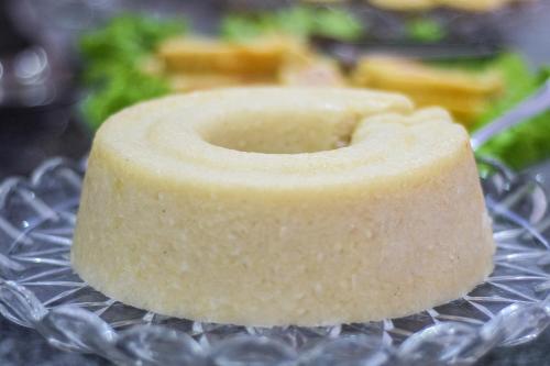 een stuk kaas op een koelrek bij Prime Hotel in Feira de Santana