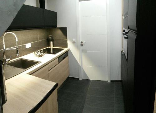 une cuisine avec un évier et un plan de travail dans l'établissement Beautiful Apartment in Menton French Riviera, à Menton