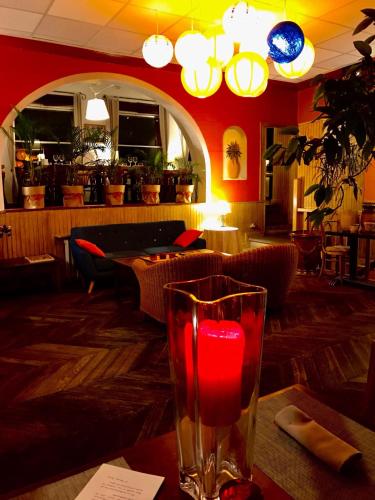 un verre sur une table dans un restaurant dans l'établissement Hôtel Restaurant Panoramique César, à Bonnieux