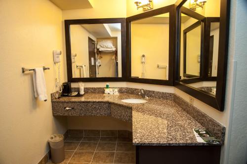 Kamar mandi di Holiday Inn Express Tucson-Airport, an IHG Hotel