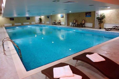 a large swimming pool in a hotel room at Apartment Snezhanka in Pamporovo