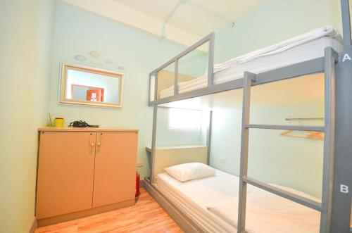 a bunk bed in a room with a bunk beduteneway at Good Day Hostel in Bangkok