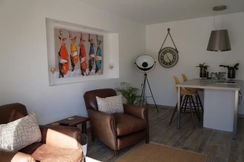 un salon avec un canapé et une table dans l'établissement Vacation Home - Maison de vacances, à Saint-Xandre